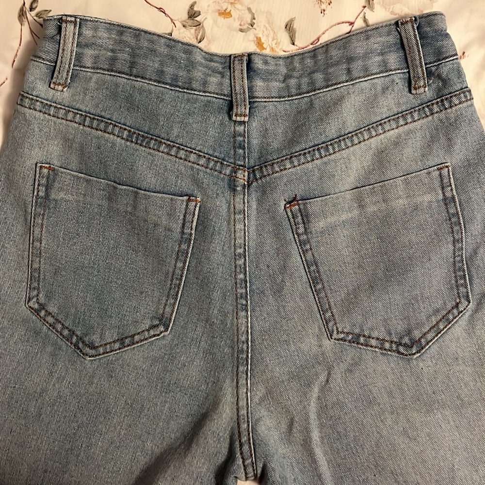 Light-wash Ripped Jeans - Picture 4 of 6